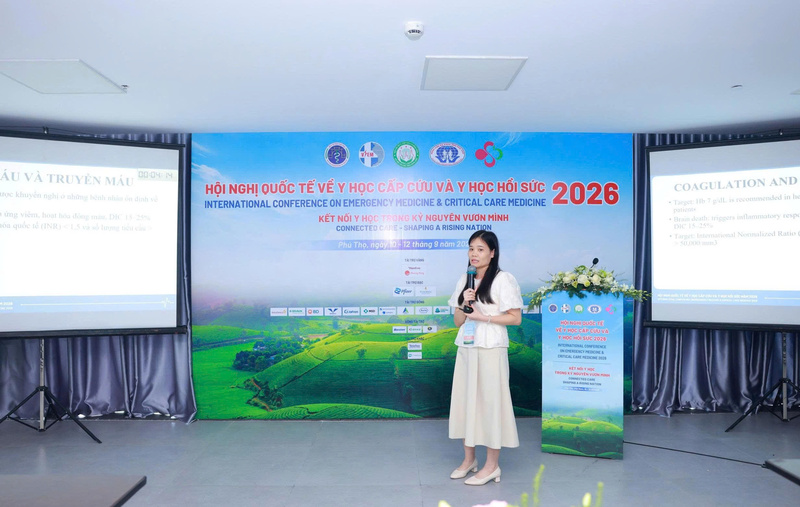 TS.BS Hà Thị Bích Vân – Trưởng Khoa Hồi sức tích cực – Chống độc trình bày báo cáo tại chương trình