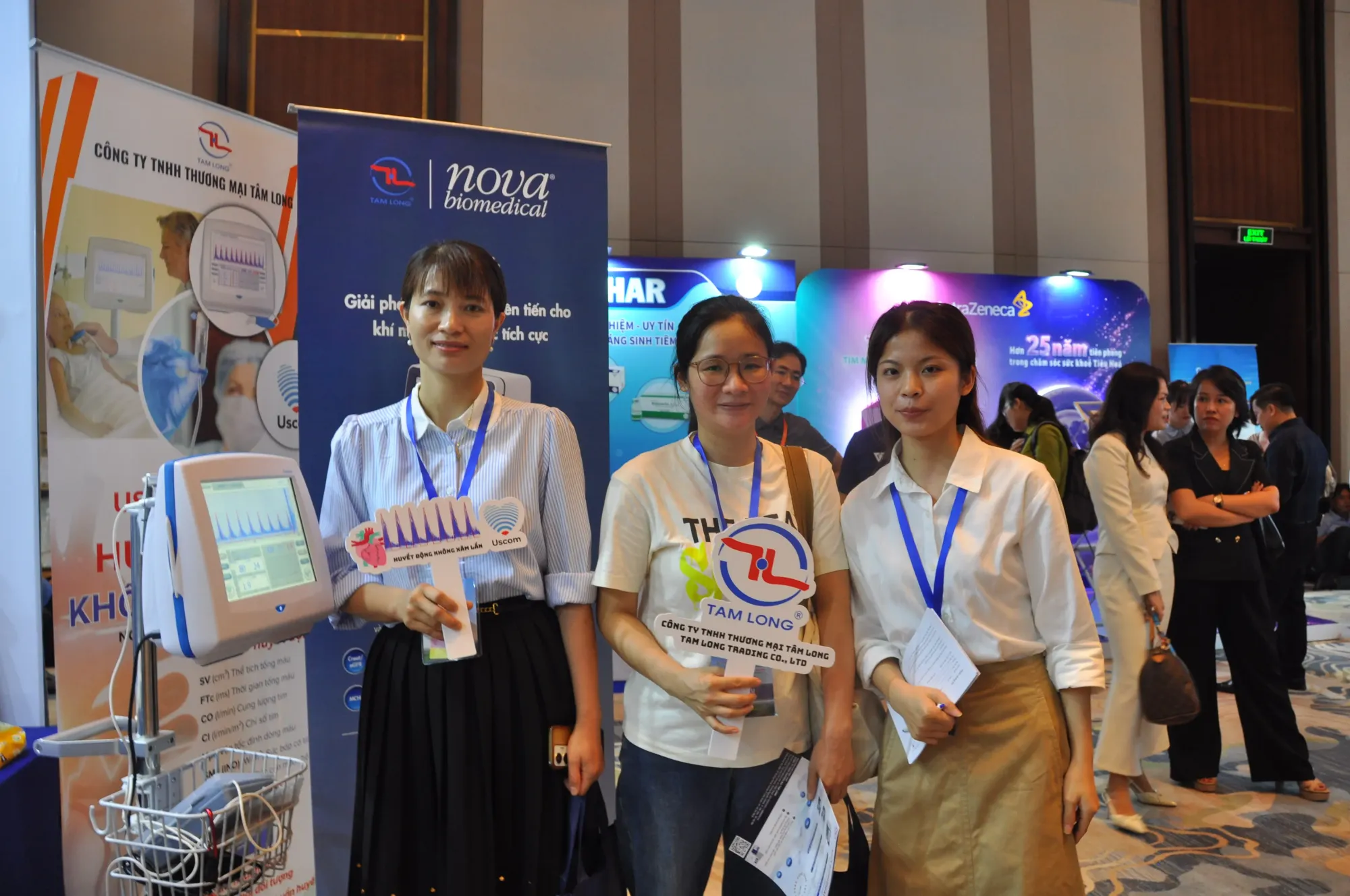 Đại biểu và chuyên gia sản phẩm của Tâm Long tại quầy