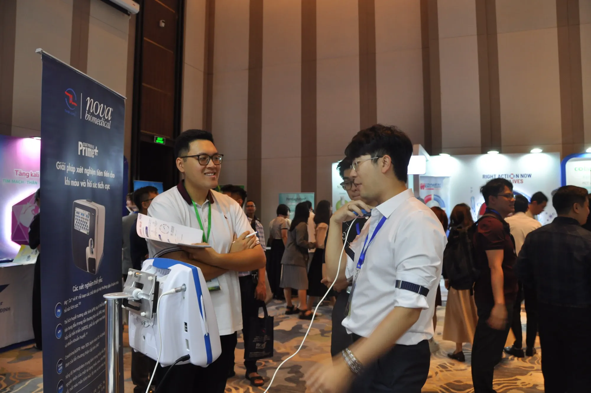 Hướng dẫn các đại biểu cách sử dụng máy đo huyết động không xâm lấn Uscom 1a